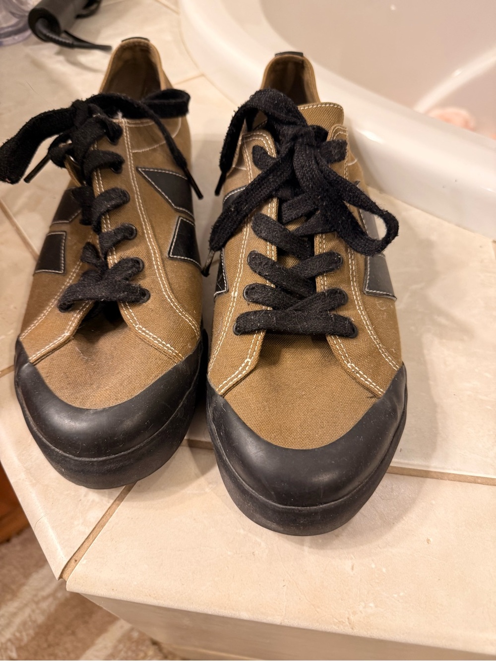Macbeth. Blink  182 Men's Canvas Lace-Up Sneakers in Olive and Black. Size 12